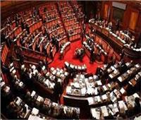 اشتباكات عنيفة داخل البرلمان الإيطالي.. فما القصة؟