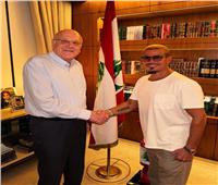 رئيس وزراء لبنان يستقبل عمرو دياب قبل حفلُه في بيروت