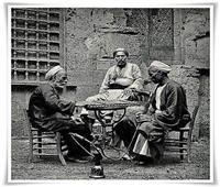 أصل الحكاية | من هدية سلطانية إلى تراث شعبي: تاريخ الشيشة (الجوزة) في مصر