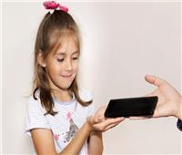 العواقب الوخيمة لاستخدام الهواتف لتهدئة الأطفال.. دراسة تكشف آثار طويلة المدى 