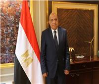 وزير الكهرباء يغادر مقر قطاع الأعمال العام بعد تسليم ملفات الوزارة لخليفته