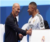 شاهد| عناق حار بين مبابي وزيدان في حفل تقديمه لاعبا بريال مدريد