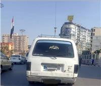مرور الغربية يضبط ميكروباص وضع عبارات مخالفة للذوق العام على الزجاج