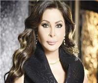  إليسا تخلع حذائها على المسرح أمام الجمهور