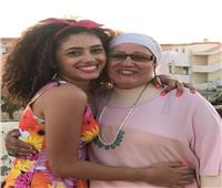 ريم أحمد تبكي خلال حديثها عن وفاة والدتها: "ملحقتش أعمل حاجة"