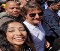 توم كروز يلتقط صورة مع معحبة مصرية ويعلق «مصر جميلة»