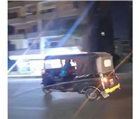 «بغرز وحركات استعراضية» سائق توك توك يهدد حياة المواطنين بمدينة نصر | فيديو