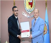 رئيس جامعة سوهاج يكرّم بائع التين الشوكي بعد تخرجه من كلية الهندسة