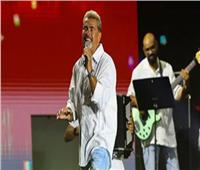 "يا أنا يا لأ" تُلهب حماس جمهور عمرو دياب بحفل مهرجان العلمين