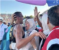 باريس 2024| أحمد الجندي يحتفل بالميدالية الذهبية في أحضان والدته
