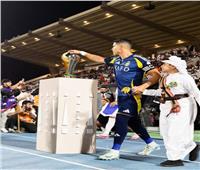 شاهد| رونالدو يتلقى تحية خاصة قبل انطلاق نهائي كأس السوبر أمام الهلال