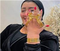 أميرة الذهب تتسلم "غويشتين" سرقهما شابان خليجيان من محلها