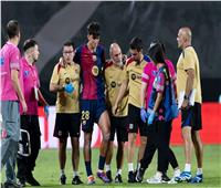 برشلونة يعلن إصابة لاعبه مارك بيرنال بتمزق في الرباط الصليبي