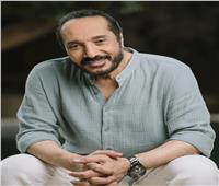 علي الحجار يكشف موعد عرض مسرحية «مش روميو وجوليت»