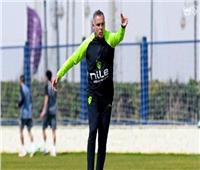 جوميز يلقي محاضرة أخيرة على لاعبي الزمالك قبل لقاء الشرطة الكيني