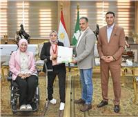 محافظ الشرقية يُكرم اللاعبة رحاب أحمد رضوان بطلة العالم لرفع الأثقال 