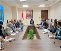 نائب وزير الإسكان يعقد اجتماعاً لمتابعة موقف التطور العمراني والمرافق والطرق في الشيخ زايد