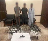 صور| سقوط تشكيلين عصابيين وضبط المتهمين بسرقة مهمات الكهرباء