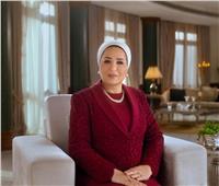 السيدة انتصار السيسي تقدم العزاء لـ «عزة»التي فقدت ابنتيها في حادث قطاري الشرقية