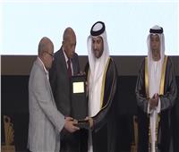 منتدى الشارقة الدولي يكرم الدكتور محمد غنيم رائد زراعة الكلى والمسالك البولية