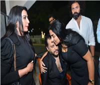 بالصور.. غياب نجوم الفن في عزاء شقيق إيساف