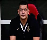 عبد الواحد السيد يهدي أديبايور قميص الزمالك قبل لقاء السوبر الأفريقي