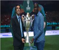 السوبر الإفريقي| كاكا وتوريه يحملان الكأس لأرضية الملعب