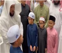 خلال زيارته لماليزيا.. ماهر المعيقلي يقبل رأس طفل يجيد تقليد صوته