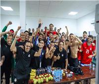 احتفال لاعبي منتخب مصر والجهاز الفني في غرفة خلع الملابس بعد الفوز على موريتانيا