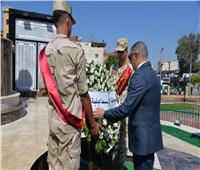 في العيد القومي للإسماعيلية .. جلال يضع «الزهور» علي النصب التذكاري 
