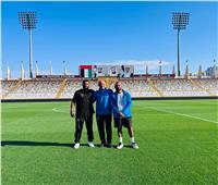 المدير الفني لبيراميدز يعاين أرضية استاد آل نهيان قبل مواجهة الزمالك