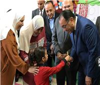 استمع لطالبة تقرأ كتاب القراءة .. مدبولي في زيارة لمدرسة الندى بالتعليم الأساسي