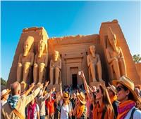 أسوان تحتفل مع السياح في حدث تعامد الشمس على وجه رمسيس الثاني