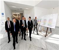 وزير الإسكان يصطحب نظيره الصيني فى جولة بأبراج الداون تاون