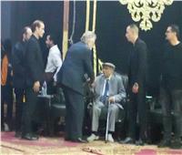 محمود قابيل يقدم واجب العزاء لأسرة حسن يوسف بمسجد عمر مكرم