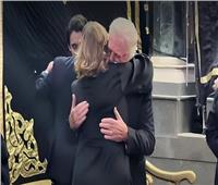 يسرا تساند حسين فهمي في عزاء شقيقه