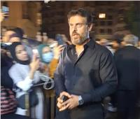 طارق صبري يصل عزاء مصطفى فهمي في مسجد عمر مكرم