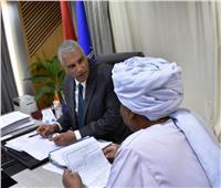 محافظ أسوان يستمع لمطالب ومشاكل 105 مواطنين في اللقاء الجماهيري الأسبوعي