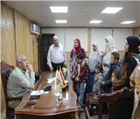لبحث مطالبهن.. محافظ الوادي الجديد يلتقي عددًا من المعلمات بمركز الفرافرة‎