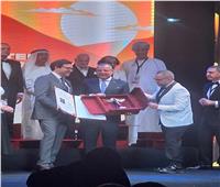 مهرجان شرم الشيخ للشباب يهدي درع التكريم لمحافظ جنوب سيناء