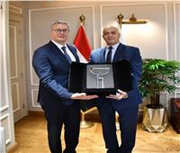 وزير البترول يوجه الشكرلـ هشام لطفي على مجهوداته خلال فترة عمله