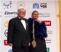يسرا وحسين فهمي يتألقان على الريد كاربت في حفل ختام مهرجان القاهرة السينمائي 