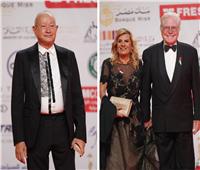 حسين فهمي يرحب بنجيب ساويرس في مهرجان «القاهرة السينمائي»