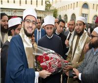 استقبلوه بالورود.. وزير الأوقاف يناقش رسالة ماجستير ويوصي طلاب العلم بالأزهر
