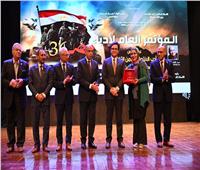 مؤتمر أدباء مصر.. الزميلة نادية البنا تتسلم درع تكريم الراحل جمال الغيطاني