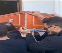 لحظة وصول جثمان والد زوجة حمادة هلال لمسجد فاطمة الشربتلي 