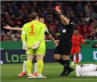 إيقاف نوير مباراتين في كأس ألمانيا بعد طرده أمام باير ليفركوزن