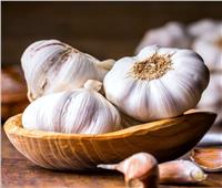 تناول «الثوم» على الريق.. فائدة للمناعة أم خطر على المعدة؟