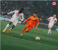 التعادل يحسم الشوط الأول بين فرانكفورت وليون في الدوري الأوروبي