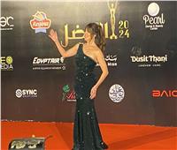 نرمين الفقي تخطف الأنظار بـ «الأخضر» في مهرجان الأفضل | فيديو